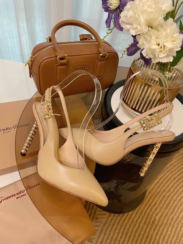 Gr Gianvito Rossi 高跟鞋，意大利米兰秀场奢侈品牌 Gr匠心工艺，秉承意大利工艺，设计理念：女人味、摩登范儿、优雅调子风格独异，鲜艳的颜色和讲究