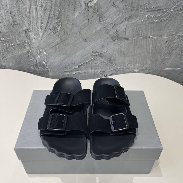 Balenciaga #巴黎世家2024春夏最新款五指博肯拖鞋 顶级版本欧美名媛 明星 网红girl 大爱款 精致鞋面手工缝纫走线 蓬松柔软 亲肤柔软冬季必备款