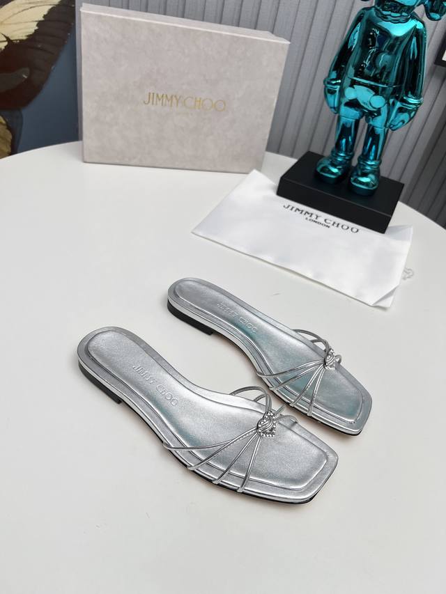 出厂 Jimmy Choo 吉米周 是一个非常全面之尊贵时尚生活品牌， 香港,美国等大时尚博主及明星的同款表带女士高跟，中跟，平跟后空凉鞋系列。 澳大利亚尖头