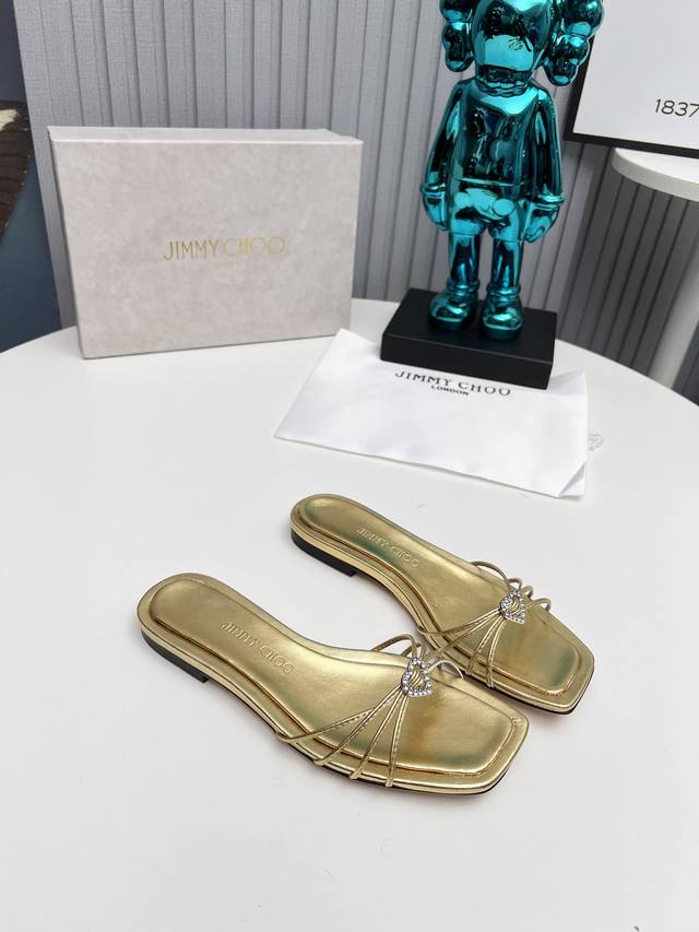 出厂 Jimmy Choo 吉米周 是一个非常全面之尊贵时尚生活品牌， 香港,美国等大时尚博主及明星的同款表带女士高跟，中跟，平跟后空凉鞋系列。 澳大利亚尖头