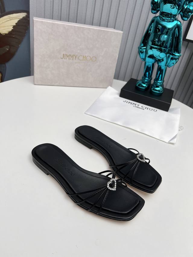 出厂 Jimmy Choo 吉米周 是一个非常全面之尊贵时尚生活品牌， 香港,美国等大时尚博主及明星的同款表带女士高跟，中跟，平跟后空凉鞋系列。 澳大利亚尖头