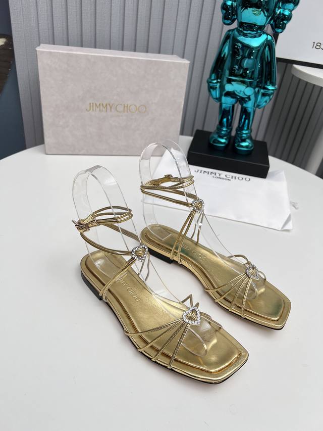 出厂 Jimmy Choo 吉米周 是一个非常全面之尊贵时尚生活品牌， 香港,美国等大时尚博主及明星的同款表带女士高跟，中跟，平跟后空凉鞋系列。 澳大利亚尖头