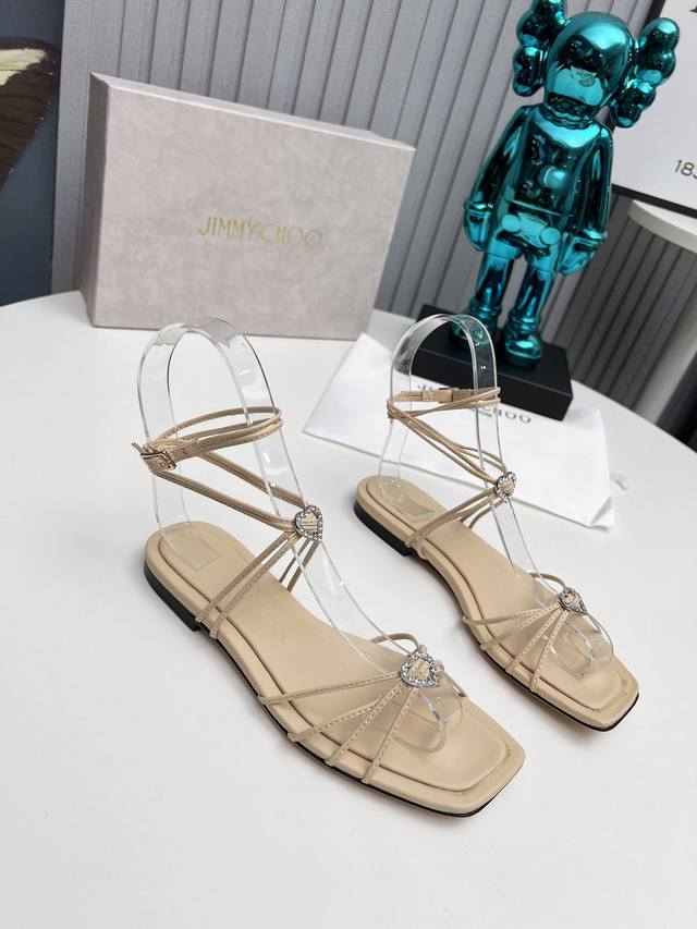 出厂 Jimmy Choo 吉米周 是一个非常全面之尊贵时尚生活品牌， 香港,美国等大时尚博主及明星的同款表带女士高跟，中跟，平跟后空凉鞋系列。 澳大利亚尖头