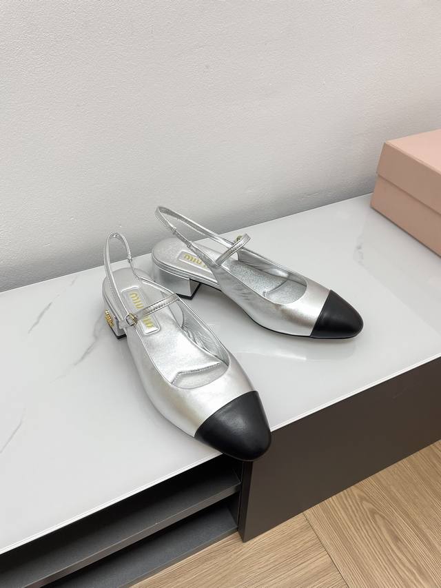 Miumiu缪缪2024早春款升级工艺打造精品，采用字母扣装饰 ，超级百搭 经典时尚款 对脚型没那么纤瘦，对高脚背的妹子更友好了 鞋面：进口羊皮 内里：山羊皮里