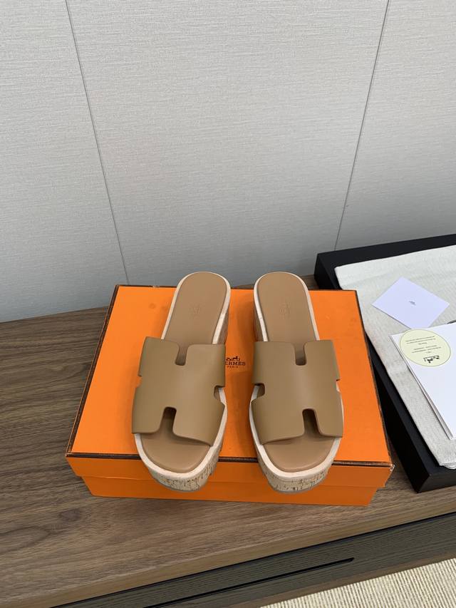 爱马仕 Hermès 木纹坡跟厚底h拖鞋 经典款爱马仕的坡跟凉鞋是我见过最简约最耐看最有气质的！！！ 任何风格都能hold住，7Cm坡跟高度轻松驾驭，上脚都有她