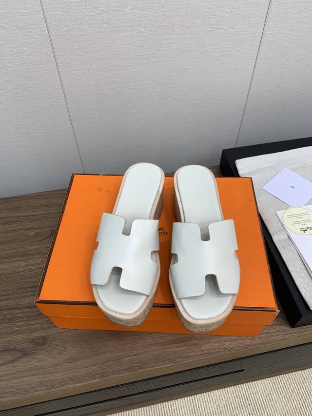 爱马仕 Hermès 木纹坡跟厚底h拖鞋 经典款爱马仕的坡跟凉鞋是我见过最简约最耐看最有气质的！！！ 任何风格都能hold住，7Cm坡跟高度轻松驾驭，上脚都有她