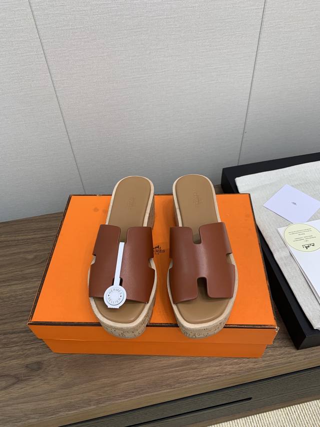 爱马仕 Hermès 木纹坡跟厚底h拖鞋 经典款爱马仕的坡跟凉鞋是我见过最简约最耐看最有气质的！！！ 任何风格都能hold住，7Cm坡跟高度轻松驾驭，上脚都有她