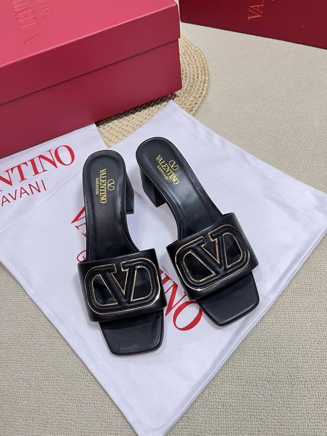 Valentino 华伦天奴 2024Ss春夏新品 大v扣镂空中跟拖鞋上新 Valentino Garavani 的经典“Roman Stud”系列以全新的诠释