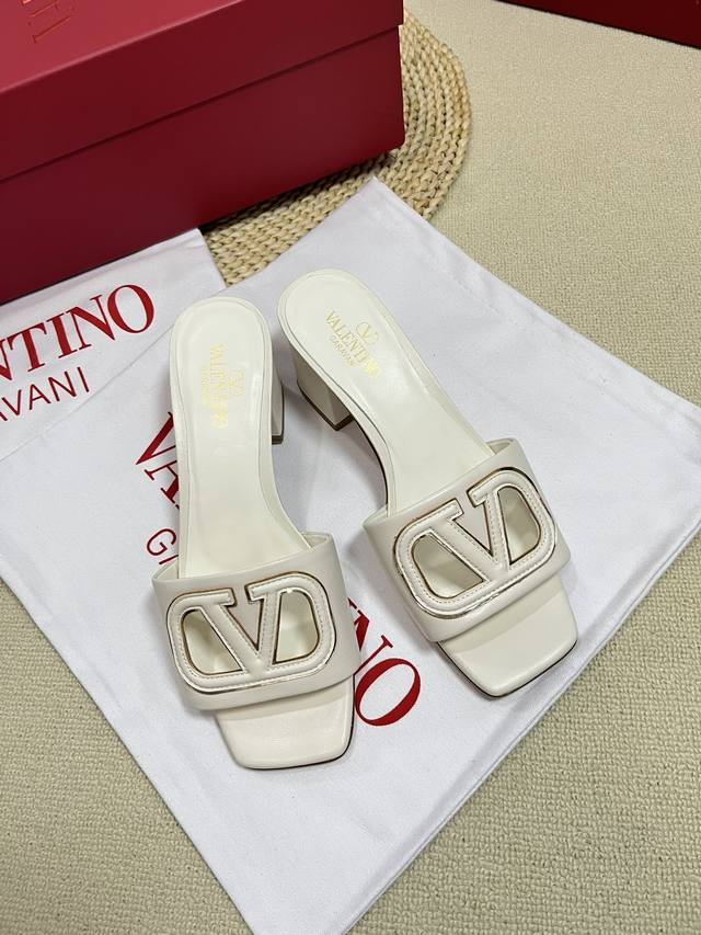 Valentino 华伦天奴 2024Ss春夏新品 大v扣镂空中跟拖鞋上新 Valentino Garavani 的经典“Roman Stud”系列以全新的诠释