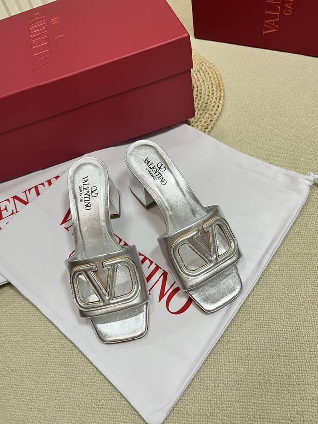 Valentino 华伦天奴 2024Ss春夏新品 大v扣镂空中跟拖鞋上新 Valentino Garavani 的经典“Roman Stud”系列以全新的诠释