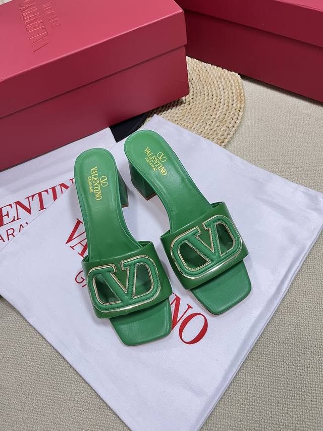 Valentino 华伦天奴 2024Ss春夏新品 大v扣镂空中跟拖鞋上新 Valentino Garavani 的经典“Roman Stud”系列以全新的诠释