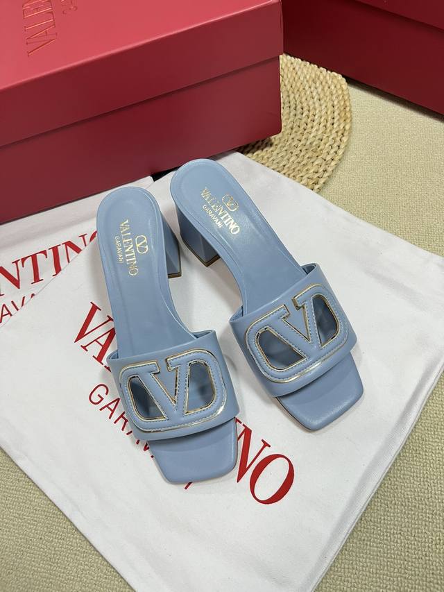 Valentino 华伦天奴 2024Ss春夏新品 大v扣镂空中跟拖鞋上新 Valentino Garavani 的经典“Roman Stud”系列以全新的诠释