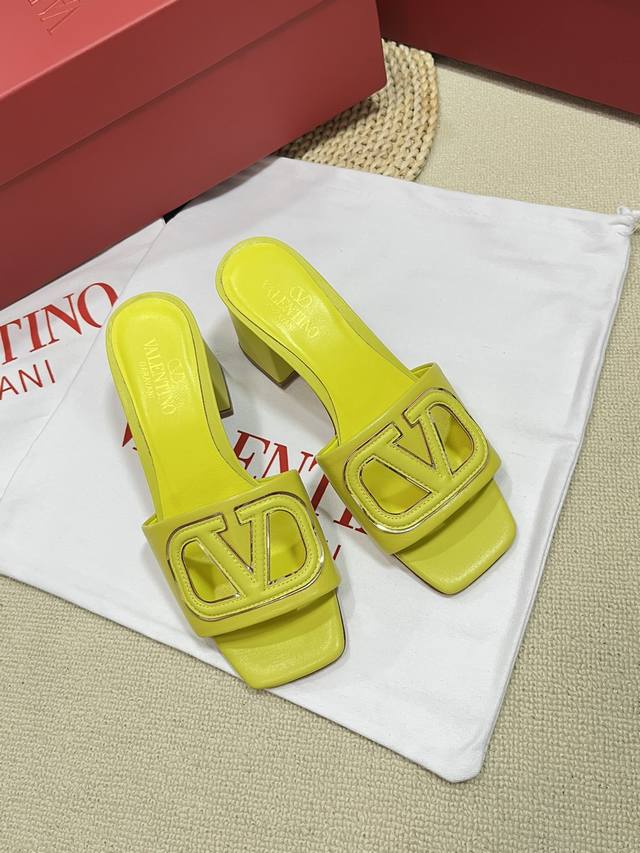 Valentino 华伦天奴 2024Ss春夏新品 大v扣镂空中跟拖鞋上新 Valentino Garavani 的经典“Roman Stud”系列以全新的诠释