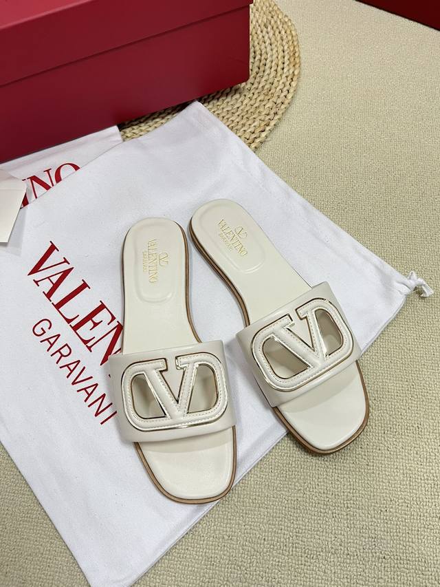 Valentino 华伦天奴 2024Ss春夏新品 大v扣镂空中跟拖鞋上新 Valentino Garavani 的经典“Roman Stud”系列以全新的诠释