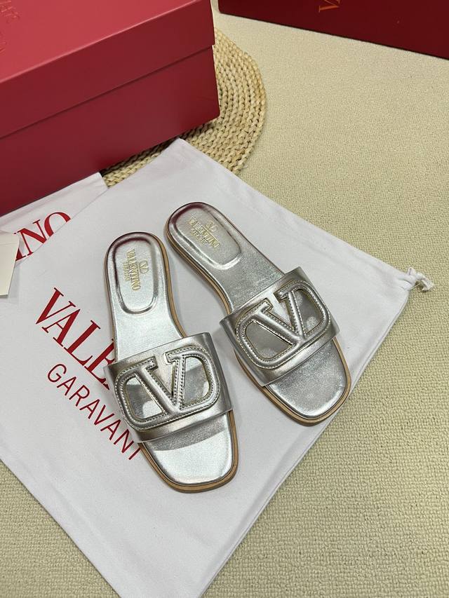 Valentino 华伦天奴 2024Ss春夏新品 大v扣镂空中跟拖鞋上新 Valentino Garavani 的经典“Roman Stud”系列以全新的诠释