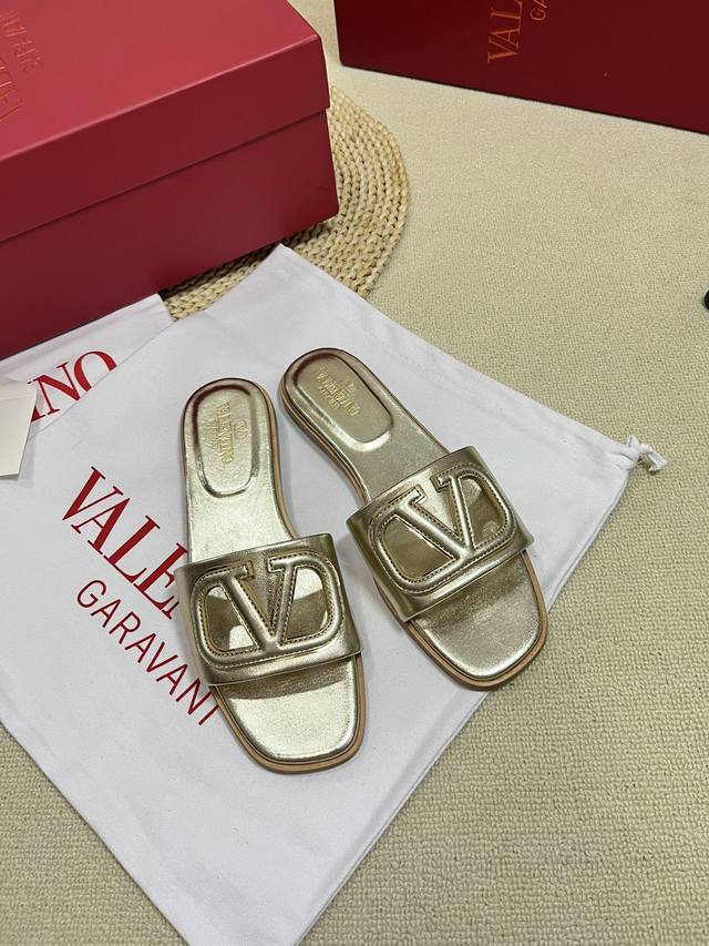 Valentino 华伦天奴 2024Ss春夏新品 大v扣镂空中跟拖鞋上新 Valentino Garavani 的经典“Roman Stud”系列以全新的诠释