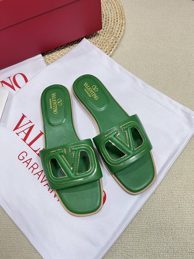 Valentino 华伦天奴 2024Ss春夏新品 大v扣镂空中跟拖鞋上新 Valentino Garavani 的经典“Roman Stud”系列以全新的诠释