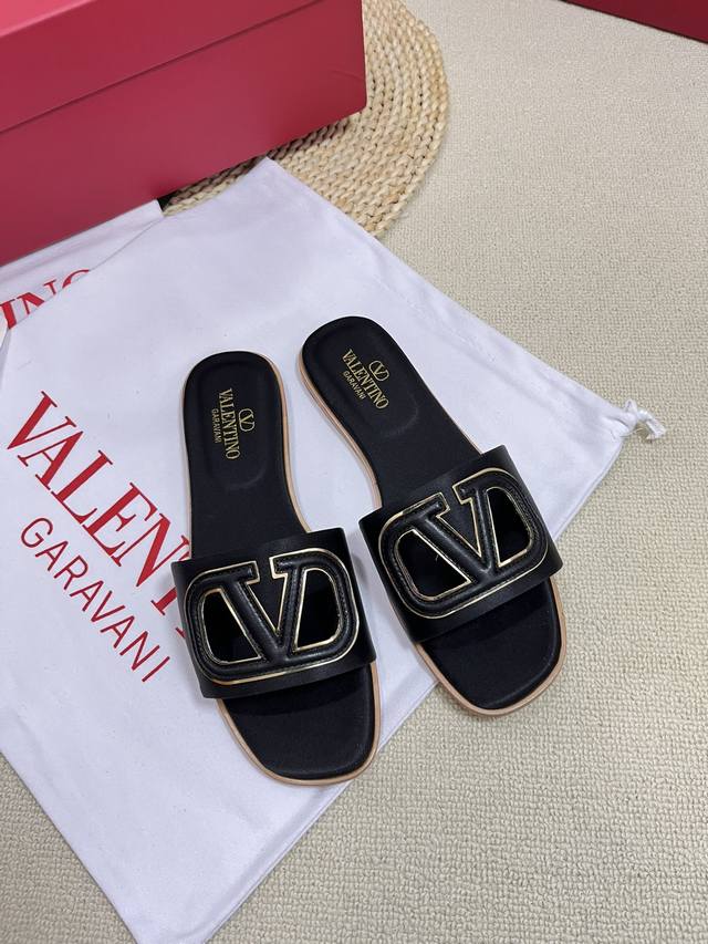 Valentino 华伦天奴 2024Ss春夏新品 大v扣镂空中跟拖鞋上新 Valentino Garavani 的经典“Roman Stud”系列以全新的诠释