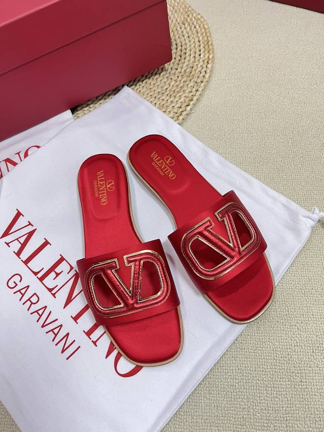 Valentino 华伦天奴 2024Ss春夏新品 大v扣镂空中跟拖鞋上新 Valentino Garavani 的经典“Roman Stud”系列以全新的诠释