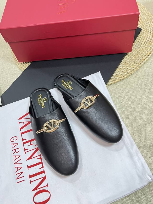 Valentino 华伦天奴 2024Ss春夏新品 金色v扣元素穆勒鞋上新 Valentino Garavani 的经典“Roman Stud”系列以全新的诠释