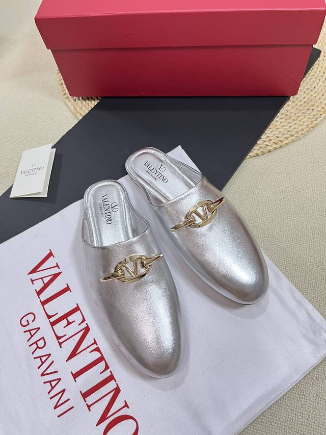 Valentino 华伦天奴 2024Ss春夏新品 金色v扣元素穆勒鞋上新 Valentino Garavani 的经典“Roman Stud”系列以全新的诠释