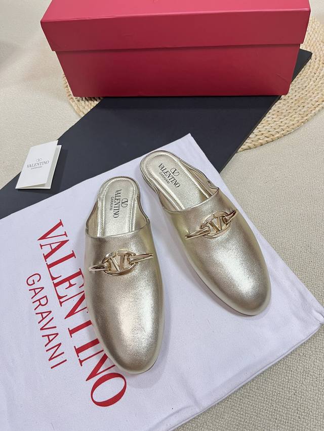 Valentino 华伦天奴 2024Ss春夏新品 金色v扣元素穆勒鞋上新 Valentino Garavani 的经典“Roman Stud”系列以全新的诠释