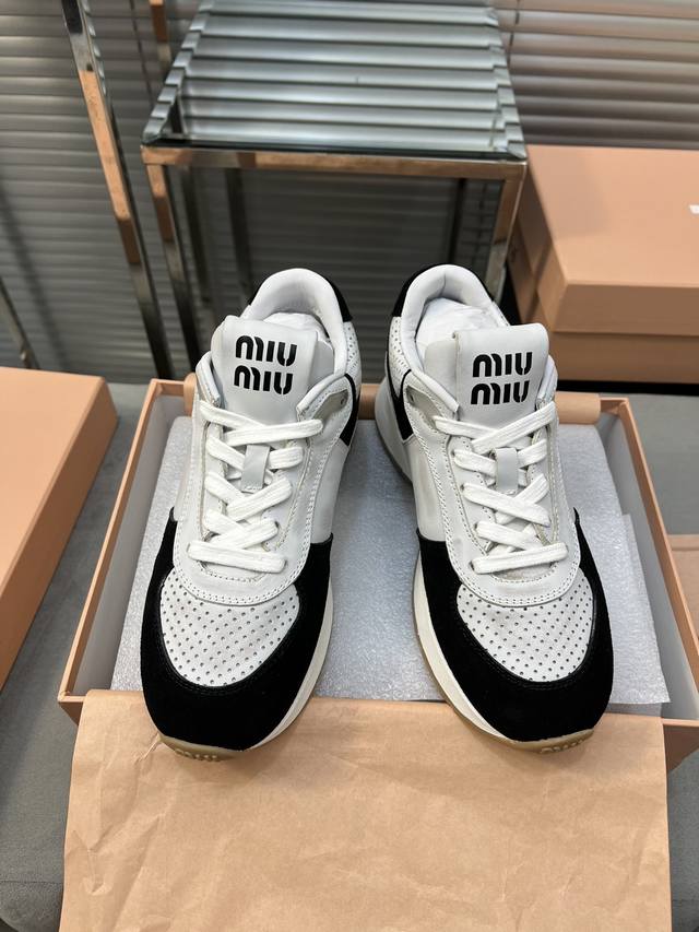 Miumiu 缪缪早春新品休闲鞋运动鞋小白鞋！ 面料：进口擦色小牛皮 内里：原版牛皮内里 大底：原版开模大底 Size: 35-39 40 定做