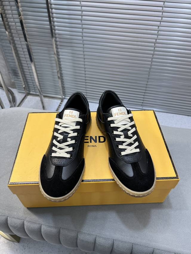 P Fendi 芬迪情侣款德训鞋，阿甘鞋 休闲运动鞋！ 各大博都主有荐推的 永不褪色的阿甘训德鞋 绝对人手入必的德训白小鞋 原版开发 原版定牛制皮 牛反绒 原版