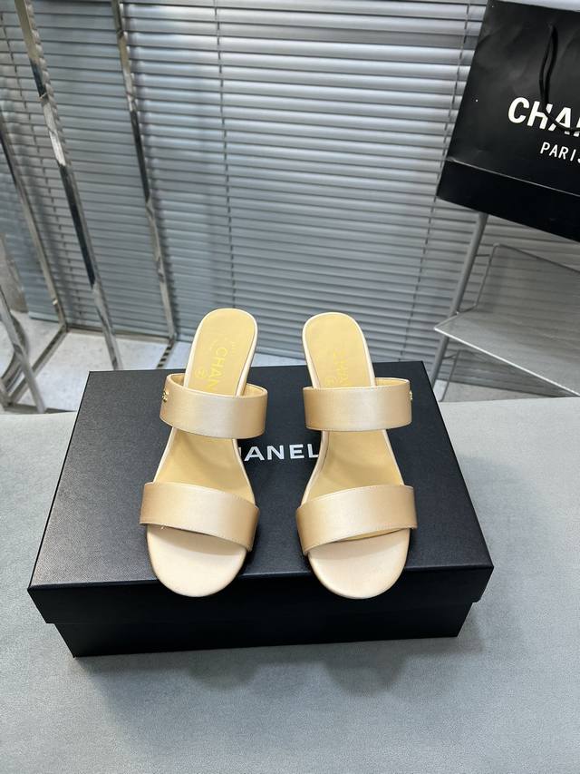 出厂 Chanel香奈儿24新款凉鞋 面料：真皮绸缎 内里：羊皮里 跟高：8Cm 大底：真皮大底 码数：35-41 40，41定做