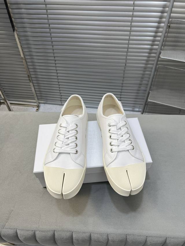 出厂 牛皮面款 情侣款 男女同款！ Maison Margiela Mm6 马吉拉春夏新品文艺复古分趾系带帆布鞋休闲鞋 这是一双具有时代意义的一双鞋 混合了多个