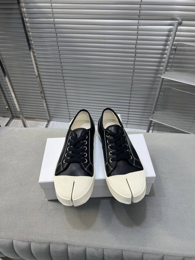 出厂 牛皮面款 情侣款 男女同款！ Maison Margiela Mm6 马吉拉春夏新品文艺复古分趾系带帆布鞋休闲鞋 这是一双具有时代意义的一双鞋 混合了多个