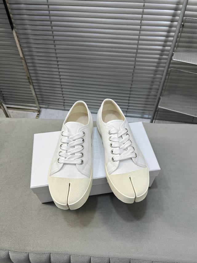 出厂 布面款 情侣款 男女同款！ Maison Margiela Mm6 马吉拉春夏新品文艺复古分趾系带帆布鞋休闲鞋 这是一双具有时代意义的一双鞋 混合了多个时