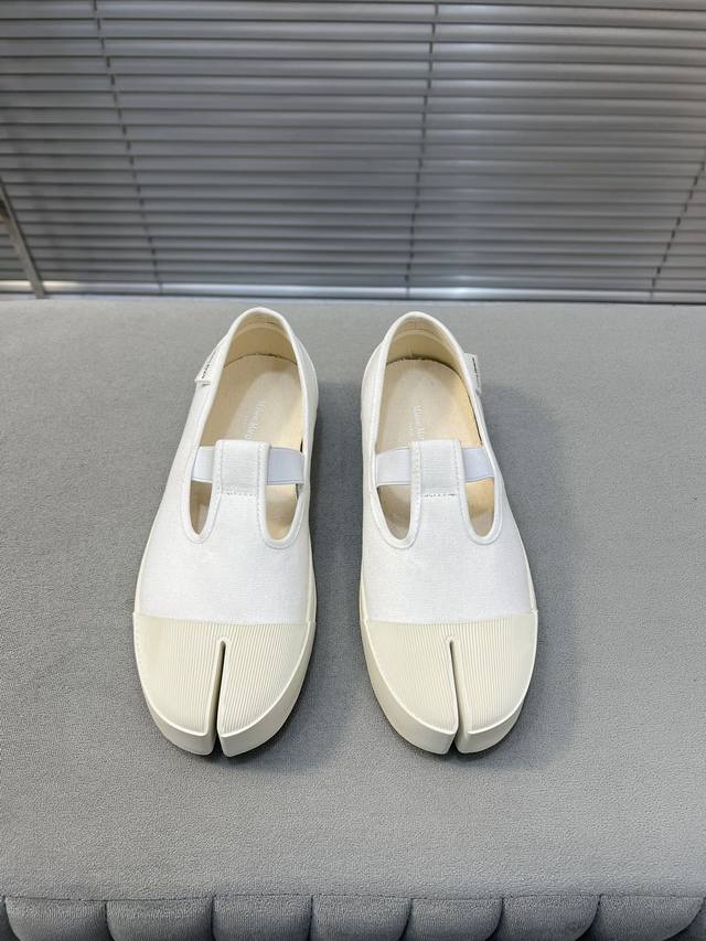 出厂 布面款 Maison Margiela Mm6 马吉拉24春夏新品文艺复古分趾帆布鞋一脚蹬懒人鞋女 这是一双具有时代意义的一双鞋 混合了多个时代的时髦元素