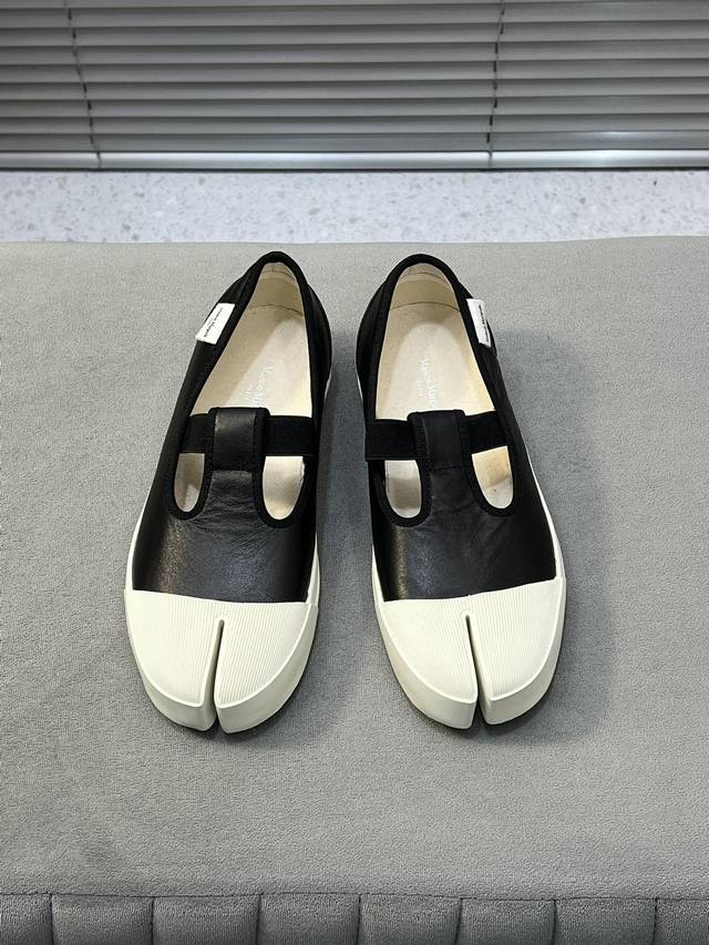 出厂 皮面款 Maison Margiela Mm6 马吉拉24春夏新品文艺复古分趾帆布鞋一脚蹬懒人鞋女 这是一双具有时代意义的一双鞋 混合了多个时代的时髦元素