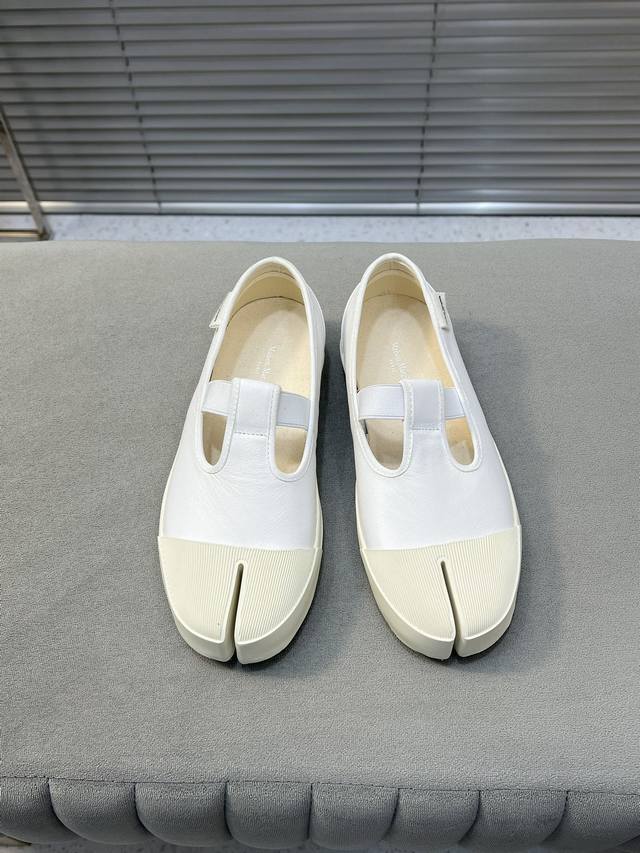 出厂 皮面款 Maison Margiela Mm6 马吉拉24春夏新品文艺复古分趾帆布鞋一脚蹬懒人鞋女 这是一双具有时代意义的一双鞋 混合了多个时代的时髦元素