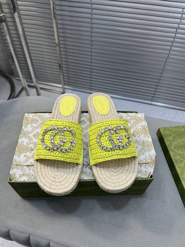 Gucci 新款双g水钻厚底麻绳底渔夫拖鞋编织鞋！高版本高品质一比一 面料：进口粘胶纤维酒椰叶 内里：水染羊皮里 大底：麻绳水台+开模橡胶底 尺码：35-41