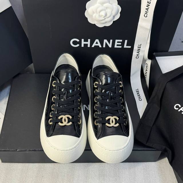 Size:35-40 41定做不退不换 Chanel 24P早春新款大头鞋随手拍都超好看的热门单品 网红秀图一波接一波本季必入款 酷帅呆萌的鞋头加上立体浮雕双c