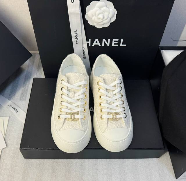 Size:35-40 41定做不退不换 Chanel 24P早春新款大头鞋随手拍都超好看的热门单品 网红秀图一波接一波本季必入款 酷帅呆萌的鞋头加上立体浮雕双c