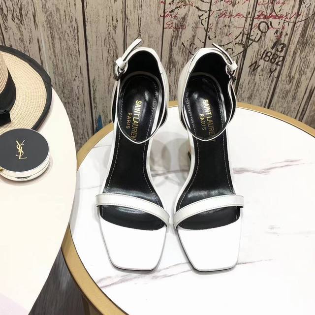 Saint Laurent 2021最新推出的 Opyum Sandals 凉鞋，它和经典的 Opyum Heels 鞋款类似，Ysl字母 Logo 鞋跟搭配方