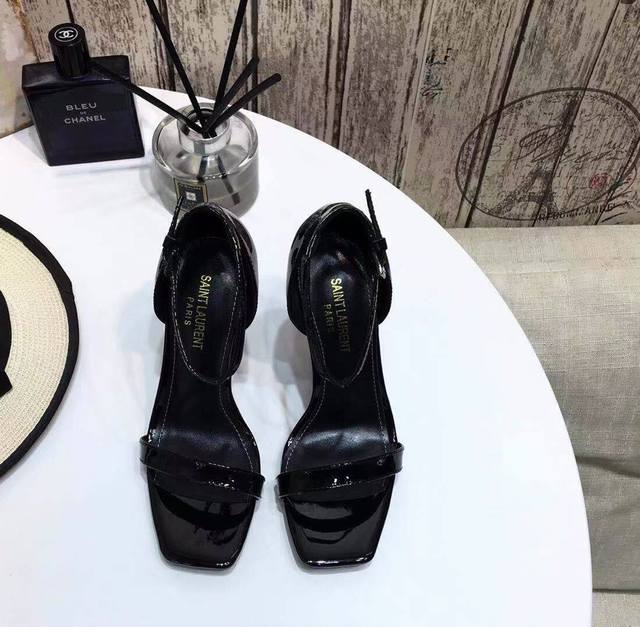 Saint Laurent 2020最新推出的 Opyum Sandals 凉鞋，它和经典的 Opyum Heels 鞋款类似，Ysl字母 Logo 鞋跟搭配方