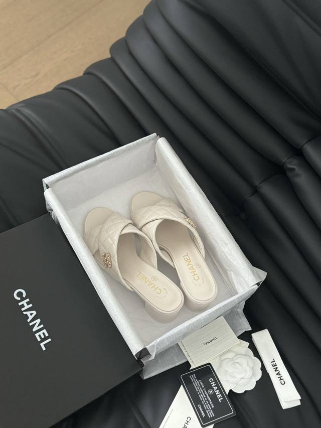 P Chanel 小香24S新品链条双c粗跟单鞋！ 原版1:1复刻 经典中的经典 无论搭配裤装还是裙装都是完美 小仙女们必备！ 鞋面采用进口小羊皮 内里顶级混种