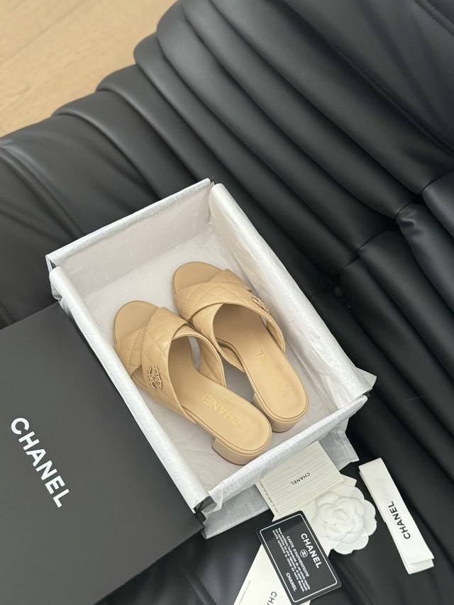 P Chanel 小香24S新品链条双c粗跟单鞋！ 原版1:1复刻 经典中的经典 无论搭配裤装还是裙装都是完美 小仙女们必备！ 鞋面采用进口小羊皮 内里顶级混种