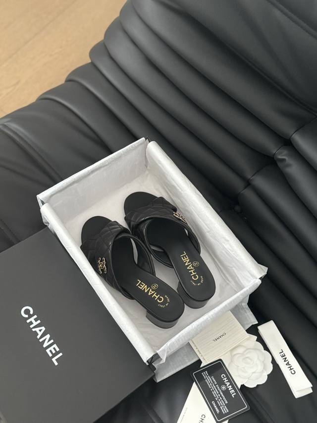 P Chanel 小香24S新品链条双c粗跟单鞋！ 原版1:1复刻 经典中的经典 无论搭配裤装还是裙装都是完美 小仙女们必备！ 鞋面采用进口小羊皮 内里顶级混种