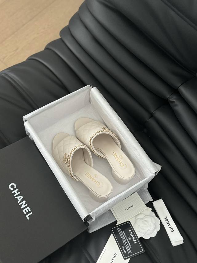 P Chanel 小香24S新品链条双c粗跟单鞋！ 原版1:1复刻 经典中的经典 无论搭配裤装还是裙装都是完美 小仙女们必备！ 鞋面采用进口小羊皮 内里顶级混种