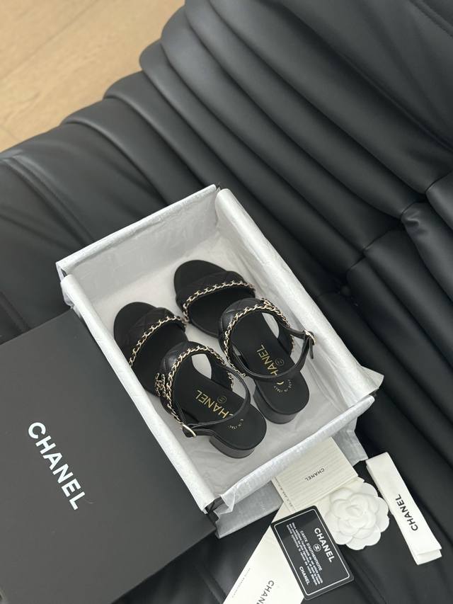 P Chanel 小香24S新品链条双c粗跟单鞋！ 原版1:1复刻 经典中的经典 无论搭配裤装还是裙装都是完美 小仙女们必备！ 鞋面采用进口小羊皮 内里顶级混种