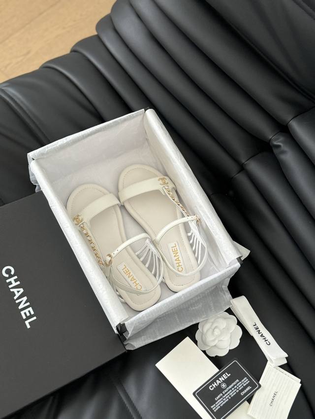 Chanel 小香24S新品链条双c凉鞋 原版1:1复刻 经典中的经典 无论搭配裤装还是裙装都是完美 小仙女们必备！ 鞋面采用进口小羊皮 内里顶级混种羊皮 意大