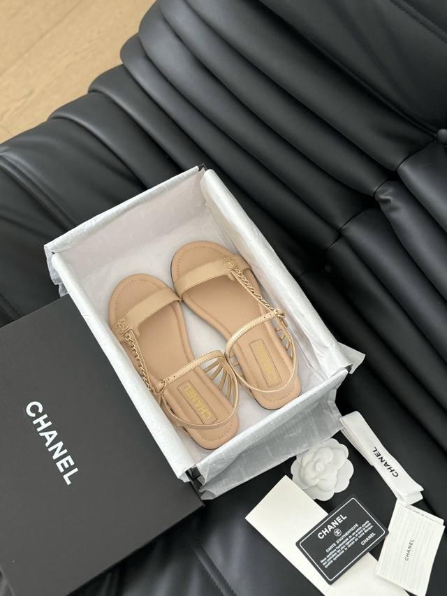 Chanel 小香24S新品链条双c凉鞋 原版1:1复刻 经典中的经典 无论搭配裤装还是裙装都是完美 小仙女们必备！ 鞋面采用进口小羊皮 内里顶级混种羊皮 意大