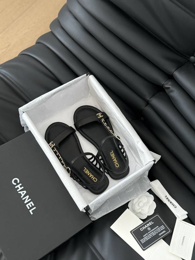 Chanel 小香24S新品链条双c凉鞋 原版1:1复刻 经典中的经典 无论搭配裤装还是裙装都是完美 小仙女们必备！ 鞋面采用进口小羊皮 内里顶级混种羊皮 意大