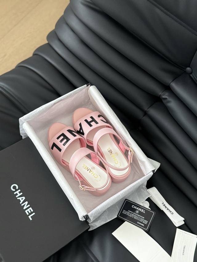 Chanel 小香24C新品 菱格厚底松糕拖鞋 夏天一定要入的拖鞋系列 可文艺可时髦 穿搭率实在太高了 厚底在拉长腿方面真的yyds 百搭舒适 上脚秒变大长腿！