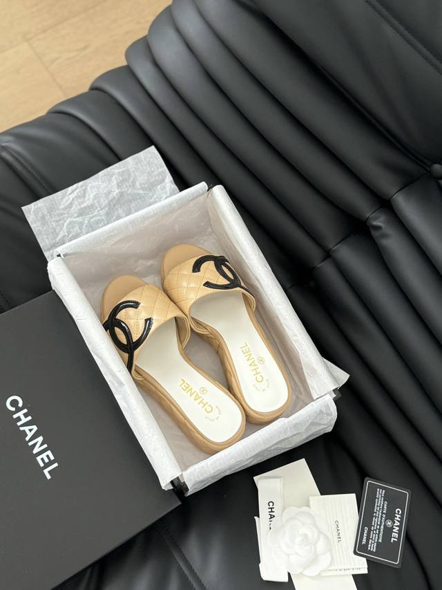 Chanel 小香24C新品 菱格厚底松糕拖鞋 夏天一定要入的拖鞋系列 可文艺可时髦 穿搭率实在太高了 厚底在拉长腿方面真的yyds 百搭舒适 上脚秒变大长腿！